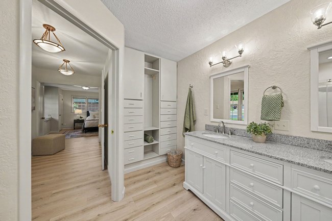 Primary en-suite three-quarter bath